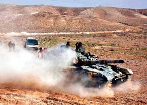 Tanques del Ejército sirio avanzando hacia la ciudad de Palmira, capturada por el Daesh desde mayo de 2015. 