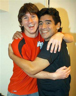 Messi (i) y Maradona en una imagen de archivo