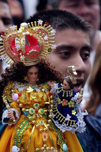 Un devoto sostiene una figura de la Virgen del Cisne