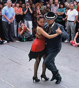 Este fin de semana hay una buena oportunidad para ver buenos bailarines de tango en la Plaza Mayor de Madrid