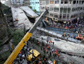Detienen a empleados de constructora por derrumbe de puente en India