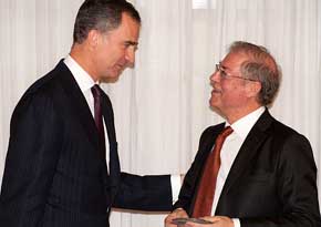 El académico Félix de Azúa junto al rey de España, Felipe VI