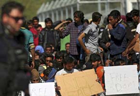 Grecia estudia masivas peticiones de asilo mientras detiene deportaciones