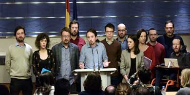 El líder de Podemos, Pablo Iglesias (centro), junto a otros dirigentes, durante una conferencia de prensa, este viernes, en Madrid.