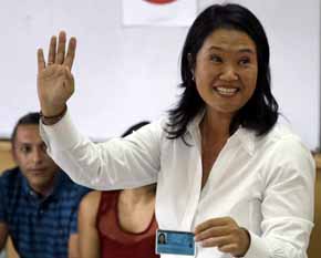 Fujimori gana las Presidenciales en Perú pero disputará segunda vuelta