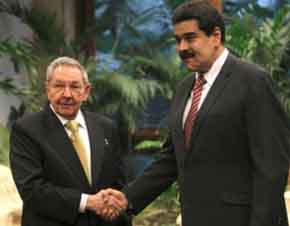 Nicolás Maduro saluda a Raúl Castro presidente de Cuba. Imagen de ARCHIVO