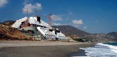 Construcción ilegal de un hotel en la playa de El Algarrobico (Andalucía)