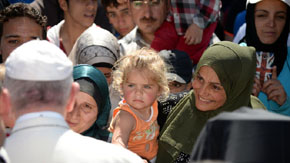 El Papa se vuelca con los refugiados en Lesbos y acoge a tres familias sirias