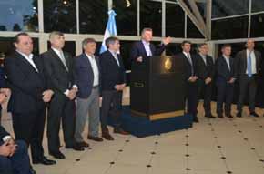 Mauricio Macri se dirige a un centenar de líderes empresarios la noche del lunes en la Residencia presidencial de Olivos, a las afueras de Buenos Aires. 
