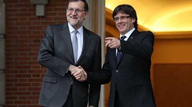 Rajoy recibe en la entrada de La Moncloa a Puigdemont, al que regala un facsímil de 'El Quijote' MADRID | EUROPA PRESS