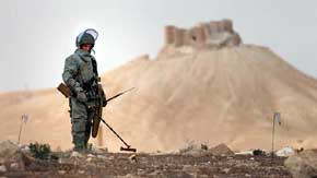 Un artificiero de las Fuerzas Armadas rusas trabajando en las ruinas de Palmira Ministerio de Defensa de la Federación Rusa
