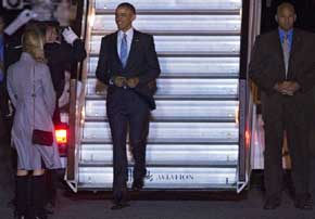 Barack Obama a su llegada a Londres a bordo del Air Force One