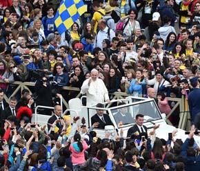 El Papa se reúne con 70.000 jóvenes y les recuerda que la felicidad 'no es una app'