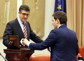Albert Rivera (de espaldas) líder de C's junto al presidente del Congreso Patxi López en una imagen de archivo