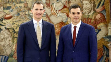 Pedro Sánchez junto al monarca Felipe VI durante la reunión de ayer 