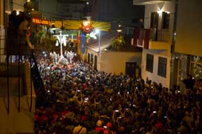 Los Realejos: un pueblo en lucha, con flores y fuegos... artificiales  