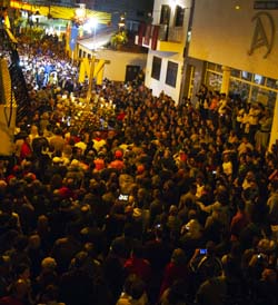 Los Realejos: un pueblo en lucha, con flores y fuegos... artificiales  