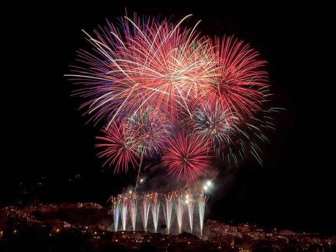 Los Realejos: un pueblo en lucha, con flores y fuegos... artificiales  