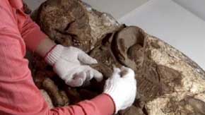 Descubren un fósil humano de 4.800 años de una madre sujetando a un bebé EDIZIONES
