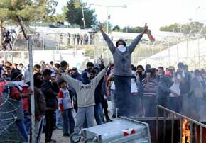 Enfrentamientos entre migrantes y policías en campamento de Lesbos.