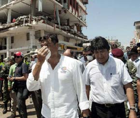 Rafael Correa (i) junto Evo Morales presidente de Bolivia en un recorrido por las zonas afectadas por elterremoto