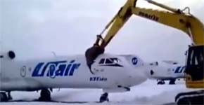 Trabajador de un aeropuerto ruso destroza un avión a ‘palazos’ tras ser despedido