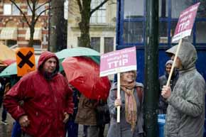 Personas se manifestaron en contra del TTIP en Holanda
