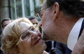 Rajoy saludando este 2 de mayo, a la alcaldesa de Madrid Manuela Carmena