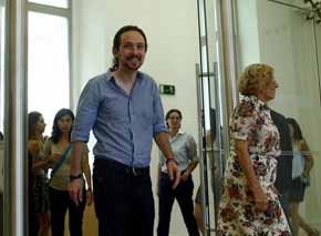 Pablo Iglesias, con la alcaldesa de Madrid, Manuela Carmena.