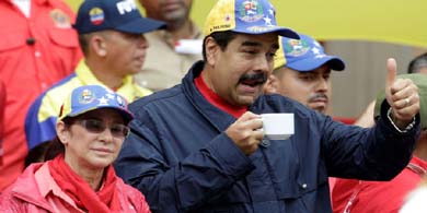 El Presidente de Venezuela, Nicolás Maduro, junto a su esposa, saluda durante el acto por el 1 de Mayo, en Caracas. Foto: Reuters