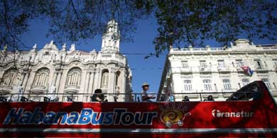 Turistas a bordo de un bus recorren La Habana el miércoles. 