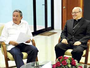 El cardenal Jaime Ortega, (d) junto al presidente cubano Raúl Castro.