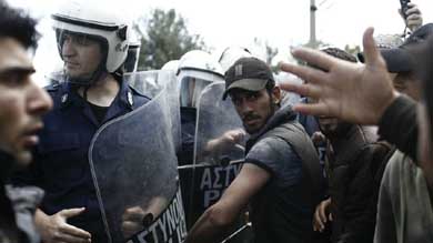 La protesta había comenzado un poco antes, cuando los refugiados se reunieron frente a las oficinas de ACNUR.