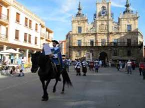 Clavijo y Astorga, pueblos hermanados por la bandera de la batalla de Clavijo que tuvo lugar en el siglo IX. 