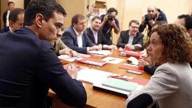 Sánchez, en una reunión con su comisión negociadora. BARCELONA | EUROPA PRESS
