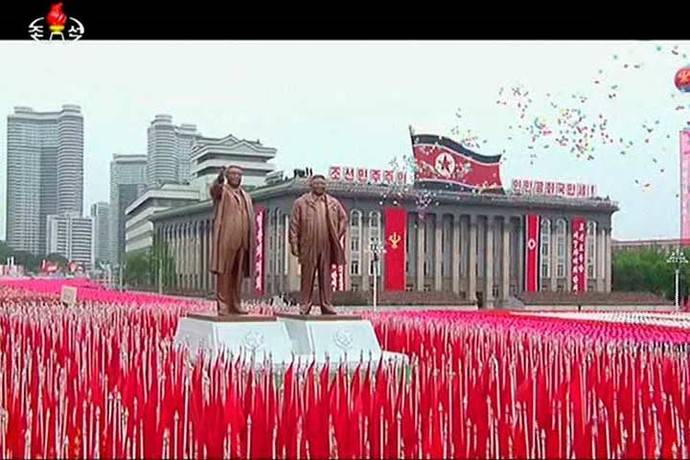 Corea del Norte: todos marchando al grito de 'Gloria a nuestro querido líder'