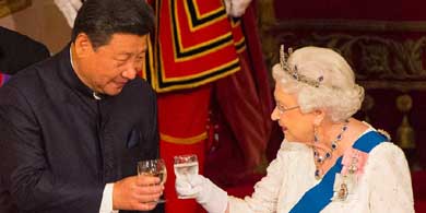 Reina Isabel es captada por la TV calificando de 'groseros' a delegación china y desata polémica