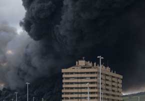 Una inmensa columna de humo originada por el incendio en Seseña.