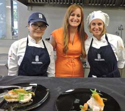Victoria Sade, directora del Instituto Culinario Mario Moreno en Miami, con dos alumnas