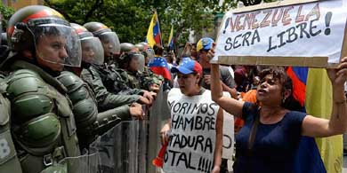 Ex general chavista apunta a Maduro: 'No retardemos un proceso que está pidiendo el pueblo'