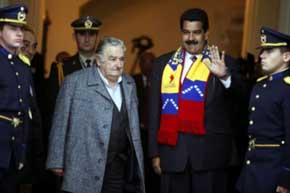 El expresidente de Uruguay José Mujica (i) con Nicolás Maduro