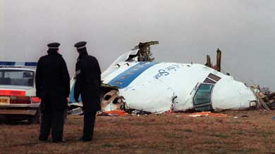 Policías miran los restos del 747 de Pan Am que explotó sobre Lockerbie (Escocia) el 22 de diciembre de 1988 Roy Letkey/AFP/Getty Images
