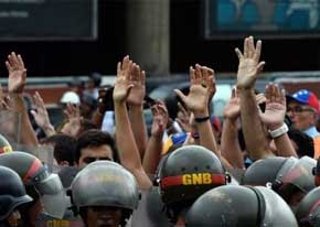 'Levantamiento militar en Venezuela está en el ambiente': Capriles
