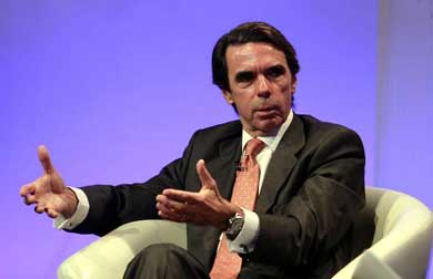 Aznar saca los colores a Rajoy por la deuda y el déficit en presencia de Montoro