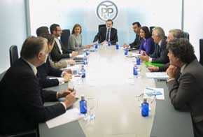 Rajoy, con su equipo, en la sede del PP.