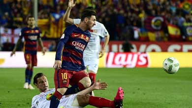 Un doblete épico: el Barça resistió al Sevilla con 10 y la fe de Jordi Alba dio el triunfo
