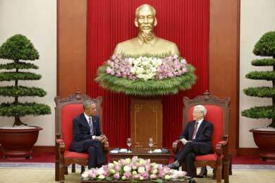 El  presidente estadounidense, Barack Obama (izq), conversa con el secretario general del Partido Comunista de Vietnam, Nguyen Phu Trong (dcha), en Hanoi, Vietnam. / 