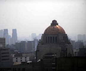 Panorámica de Ciudad de México (México), donde recientemente las autoridades activaron la primera fase de emergencia ambiental por ozono debido al estancamiento de los contaminantes en el aire. 
