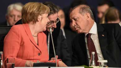 La canciller alemana Angela Merkel conversa con Erdogan presidente de Turquía