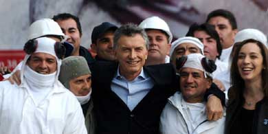 Macri junto a un grupo de trabajadores de una planta de pollos en la provincia de Buenos Aires, el viernes pasado.